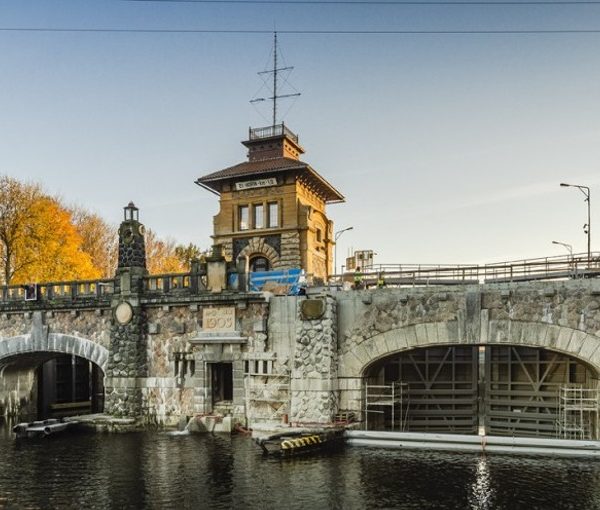 Dispatching control system for movable bridges