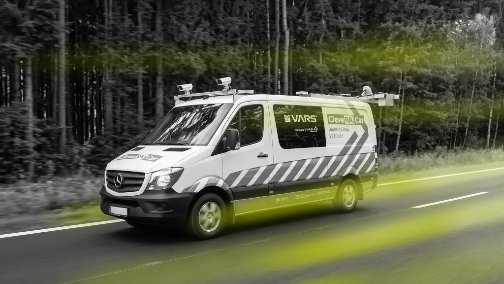 Sem napiš krátký popis, co je na obrázku vidět — pro nevidomé čtečky a Google (např. "CleveRA Car EVO na silnici při měření")