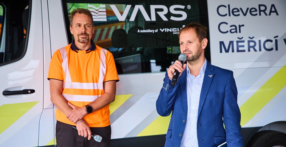 Jiří Hlavatý z ŘSD hovoří na prezentaci měřicího vozu CleveRA Car EVO