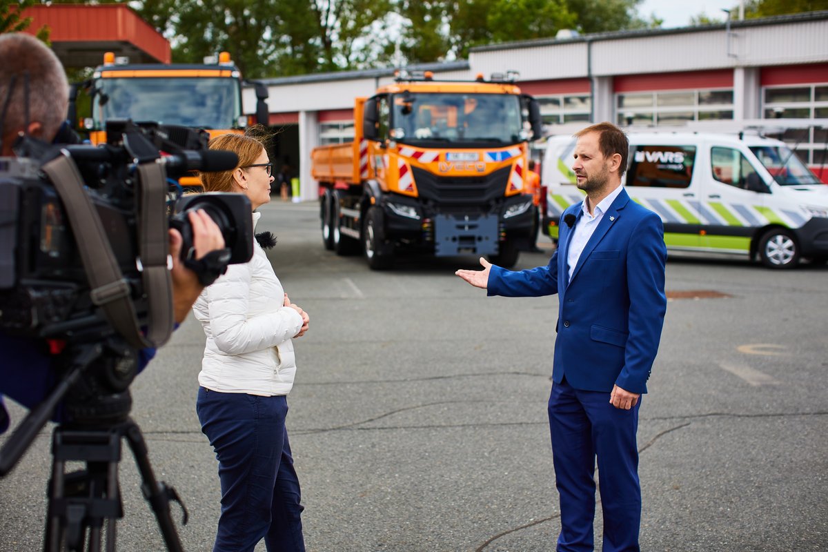 Reportérka ČT1 natáčí rozhovor s Jiřím Hlavatým z ŘSD