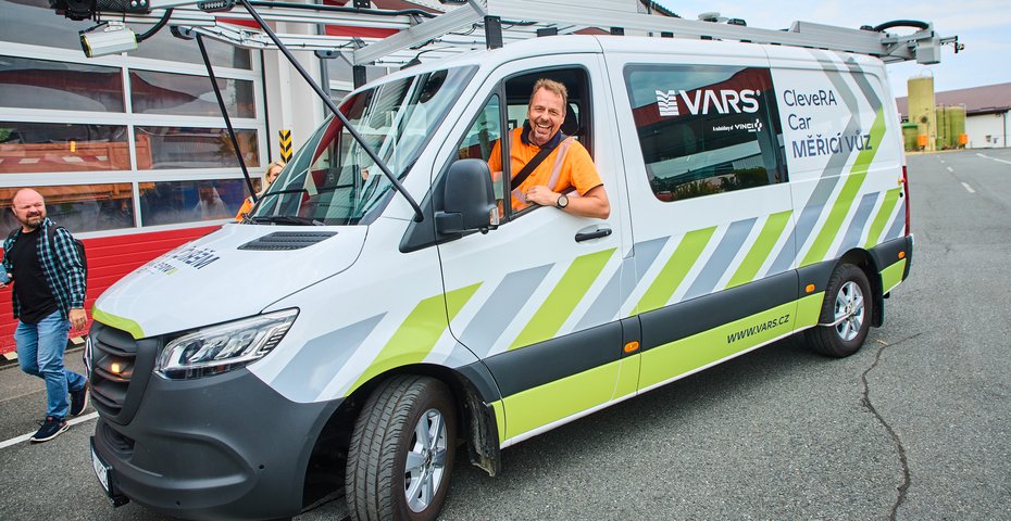Technik VARS mává z měřicího vozu CleveRA Car EVO